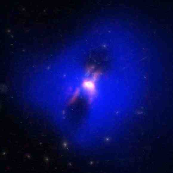 科学家发现凤凰星系团中心星系的黑洞- 宇宙奥